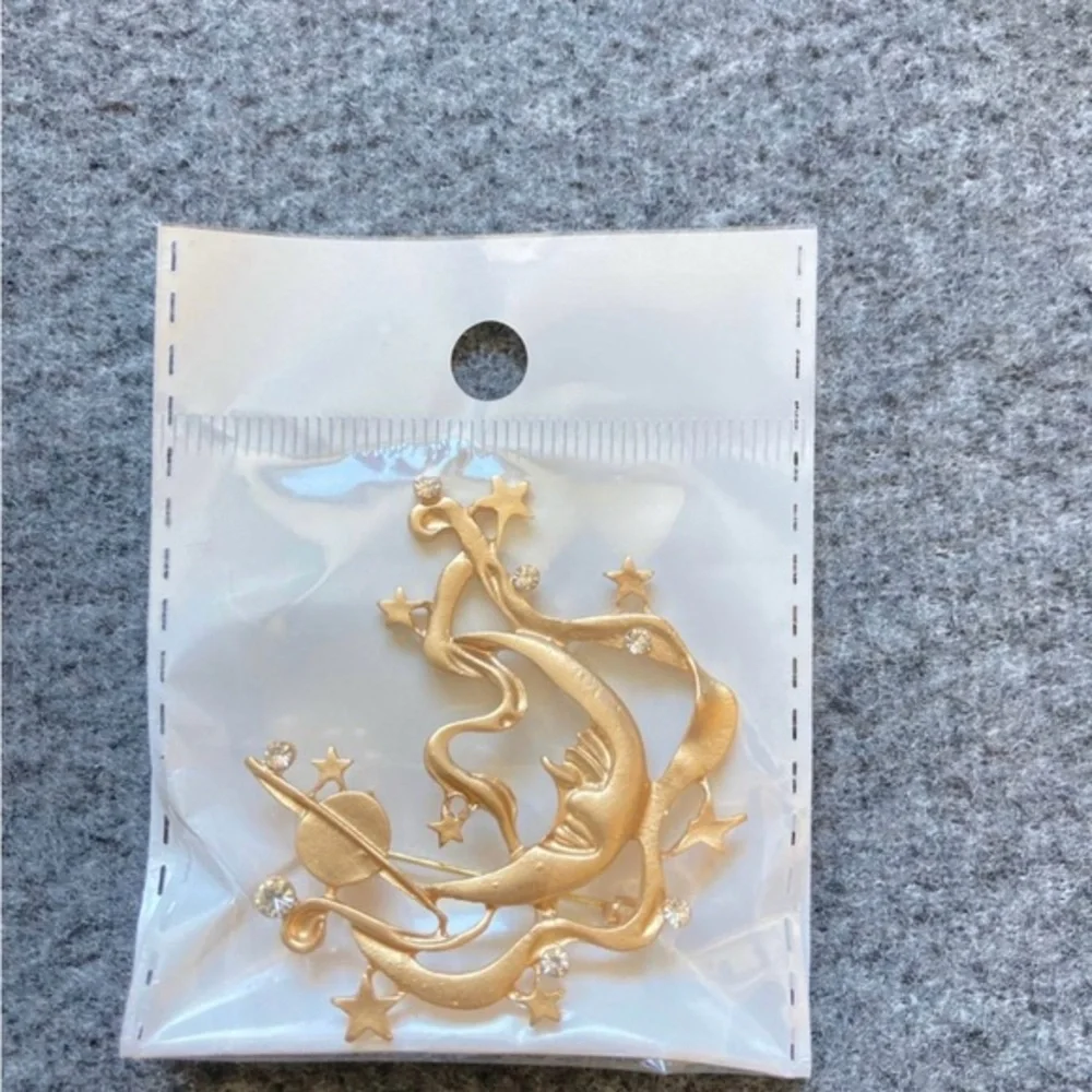 Retro Matte Gold Celestial Brooch Moon Star Face Pin Surreal Art Deco‎ Jewelry